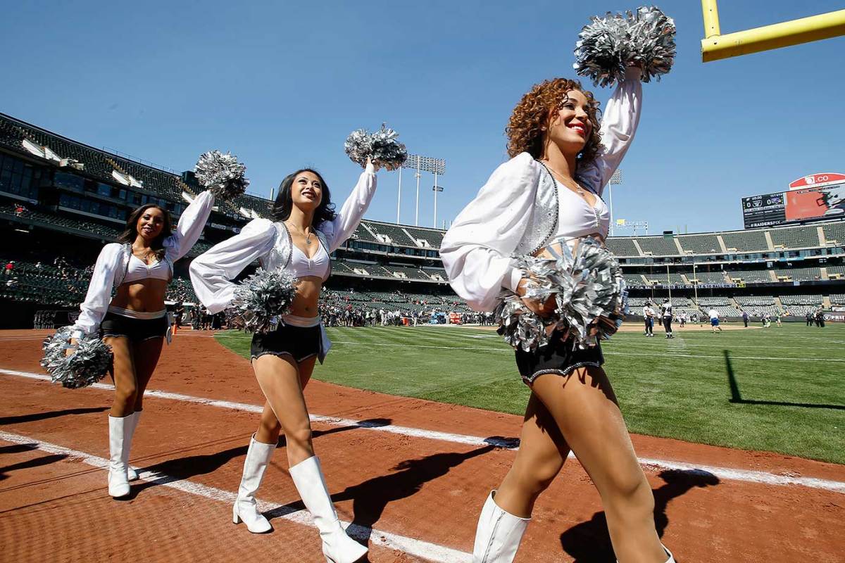 Oakland-Raiders-Raiderettes-cheerleaders-AP_742090441073.jpg