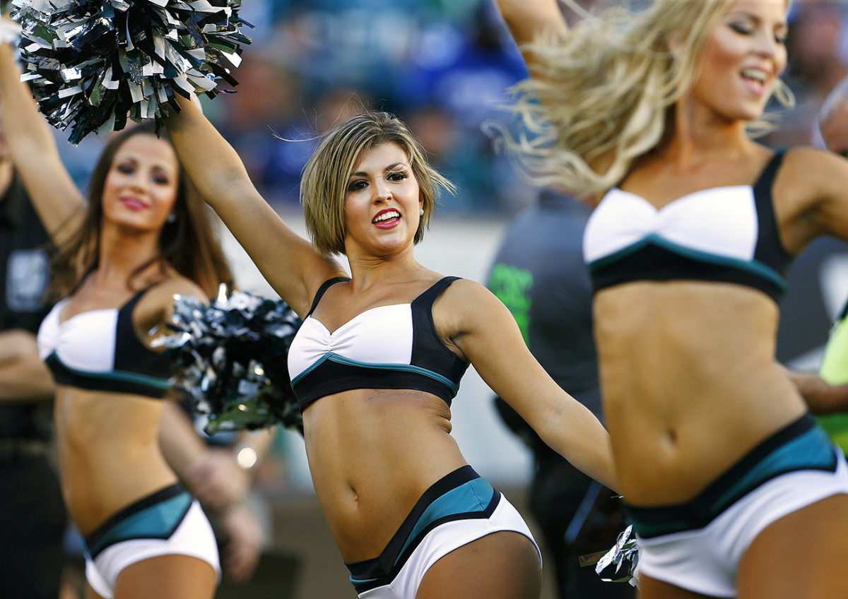 Philadelphia-Eagles-cheerleaders-489391090.jpg