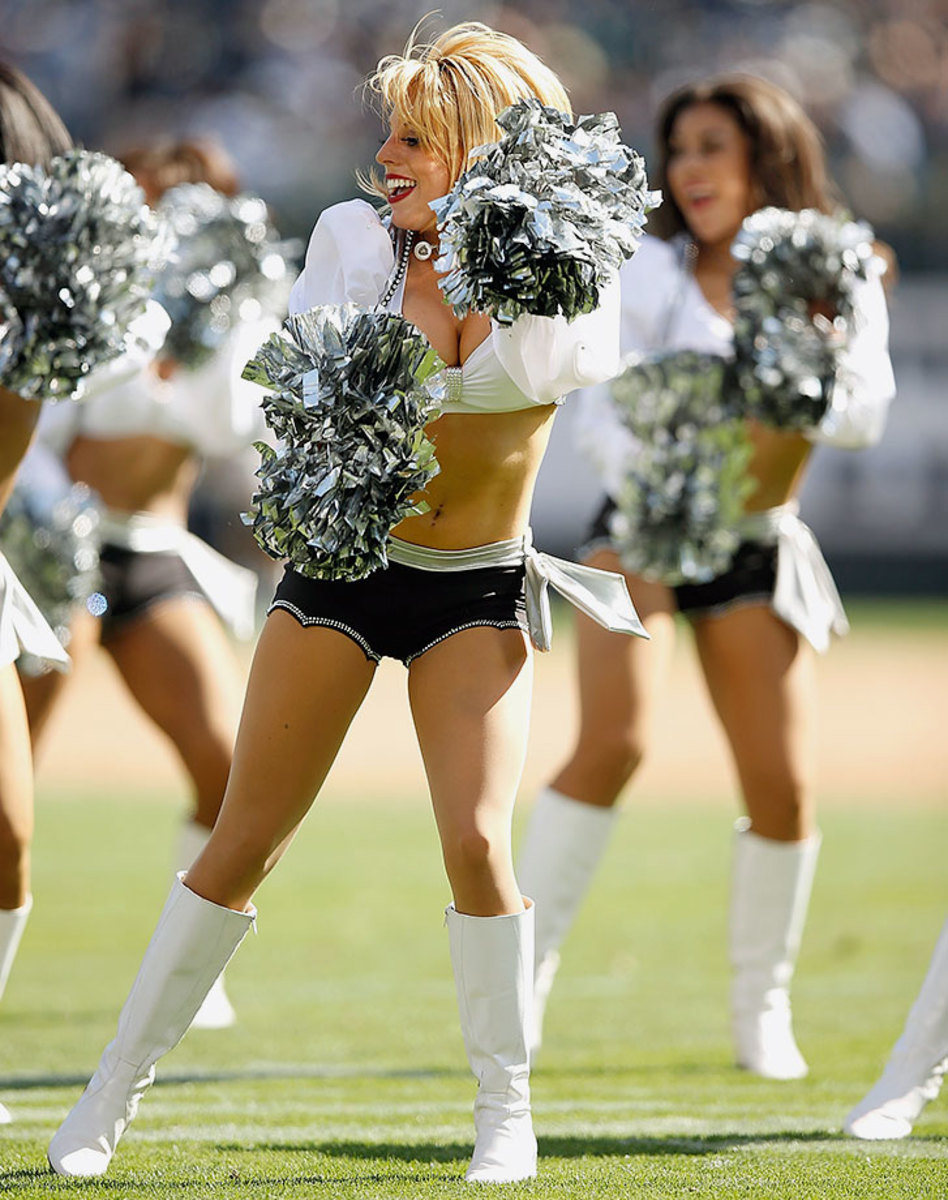 Oakland-Raiders-Raiderettes-cheerleaders-489366052.jpg