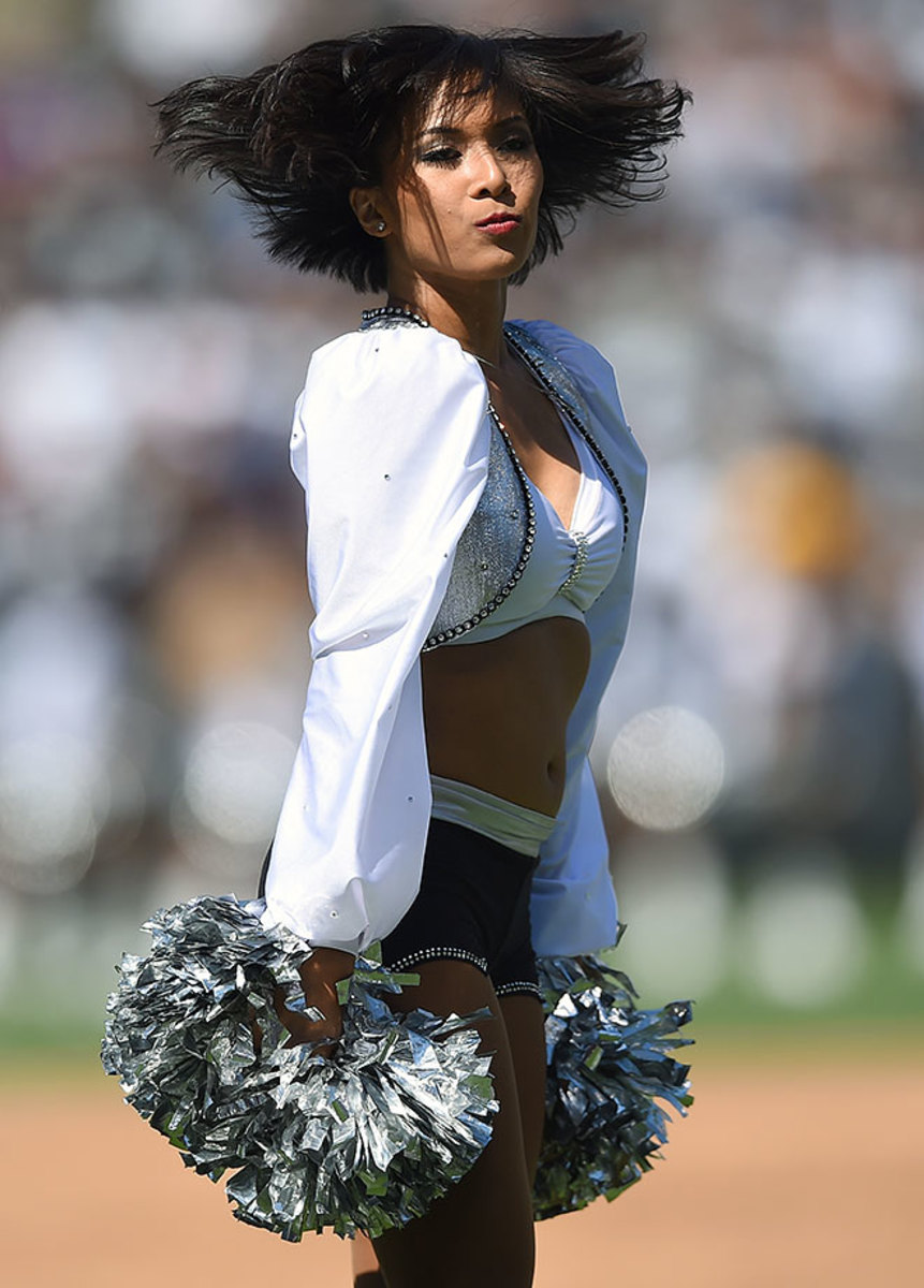 Oakland-Raiders-Raiderettes-cheerleaders-GettyImages-489502264.jpg