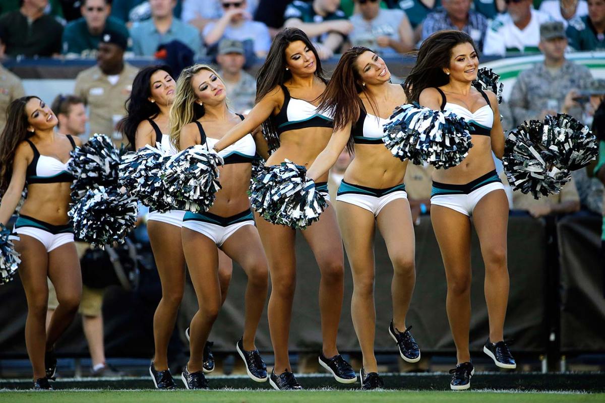 Philadelphia-Eagles-cheerleaders-AP_204157839957.jpg