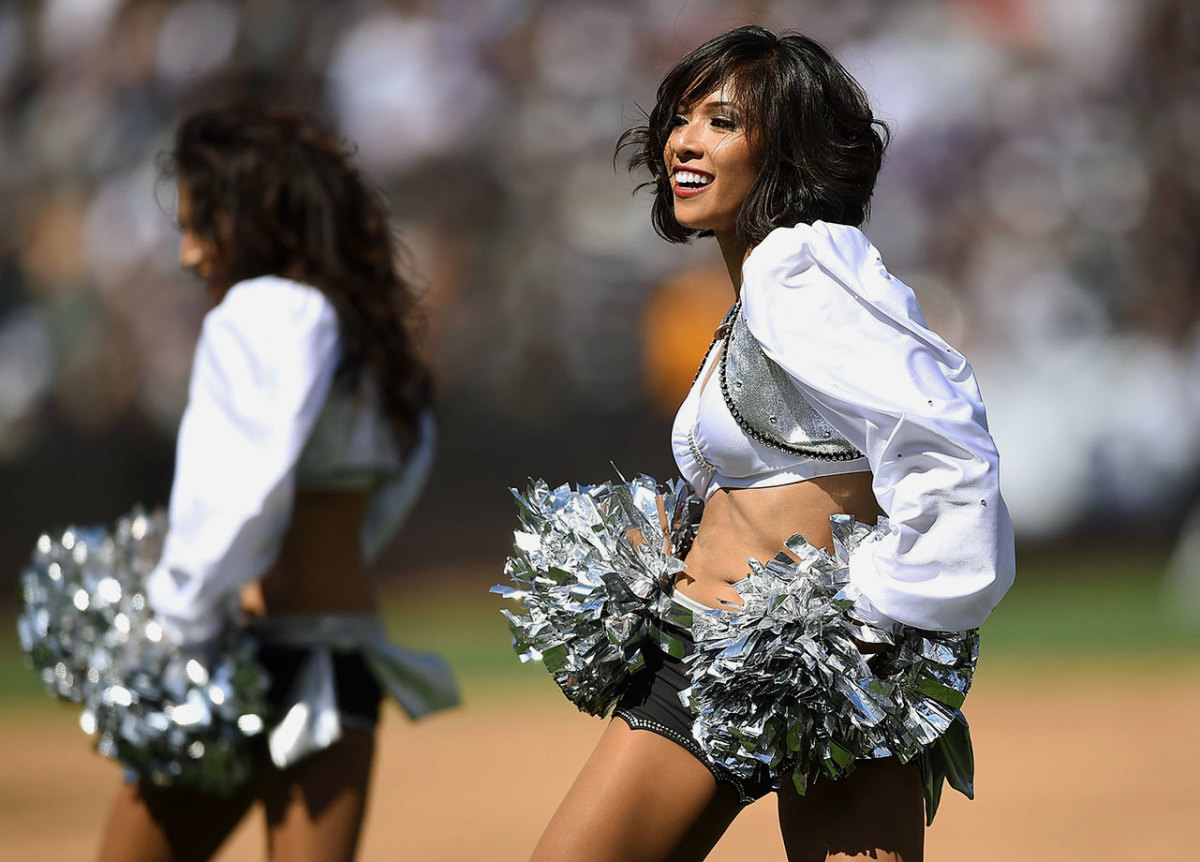 Oakland-Raiders-Raiderettes-cheerleaders-489358166.jpg