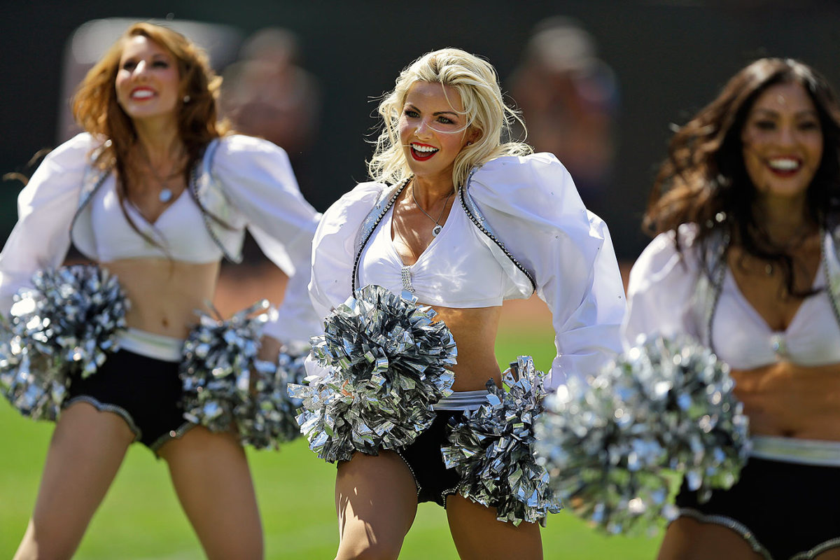 Oakland-Raiders-Raiderettes-cheerleaders-AP_634926675369.jpg