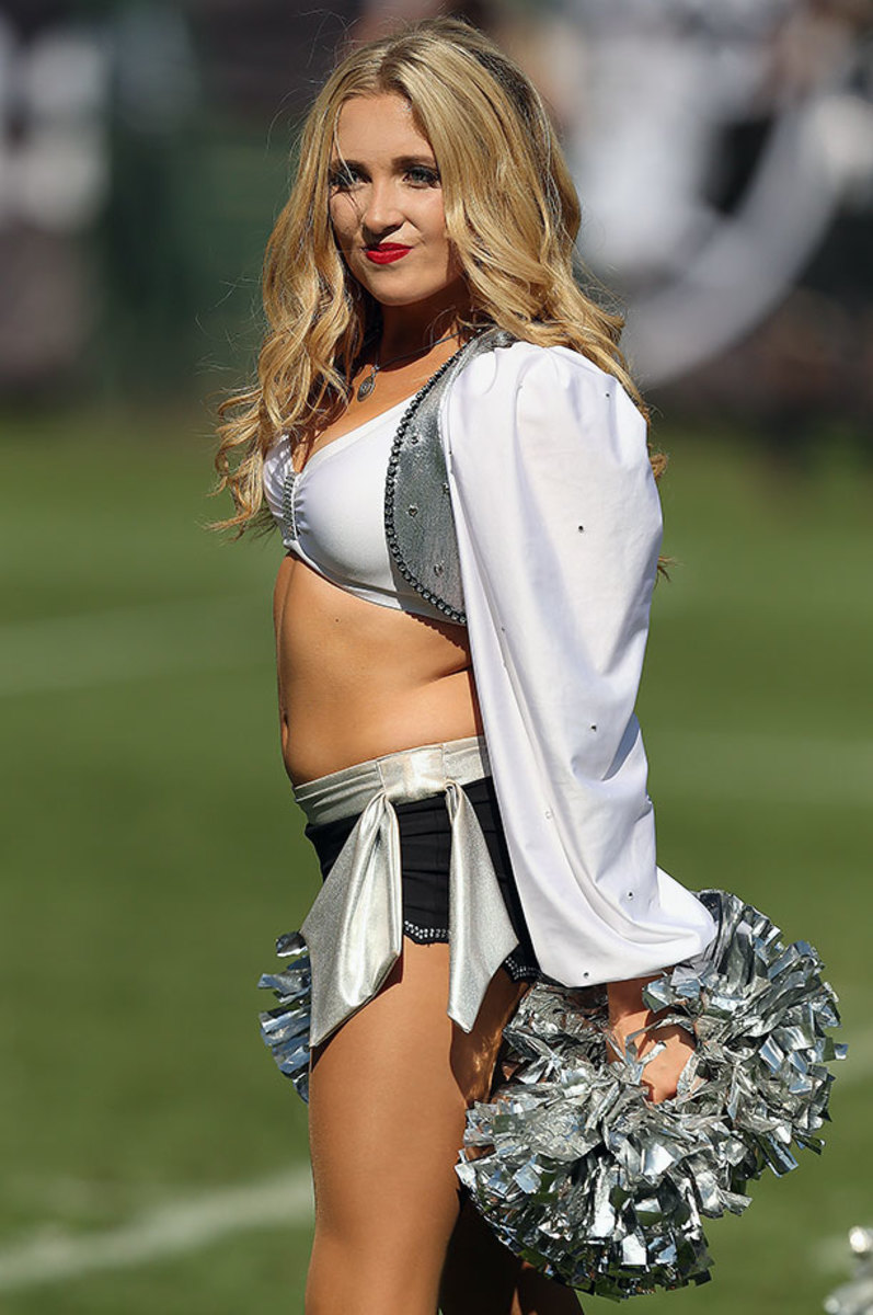 Oakland-Raiders-Raiderettes-cheerleaders-464092315816_Ravens_at_Raiders.jpg