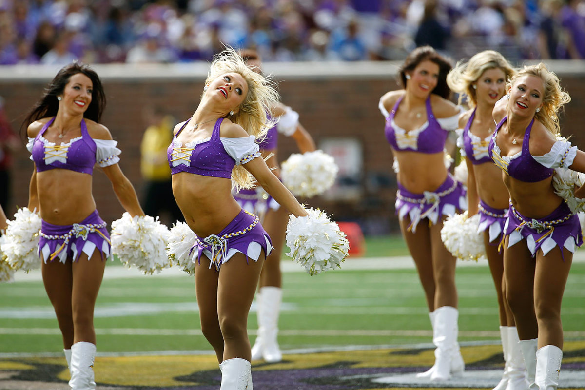 Minnesota-Vikings-cheerleaders-AP_355198660330.jpg