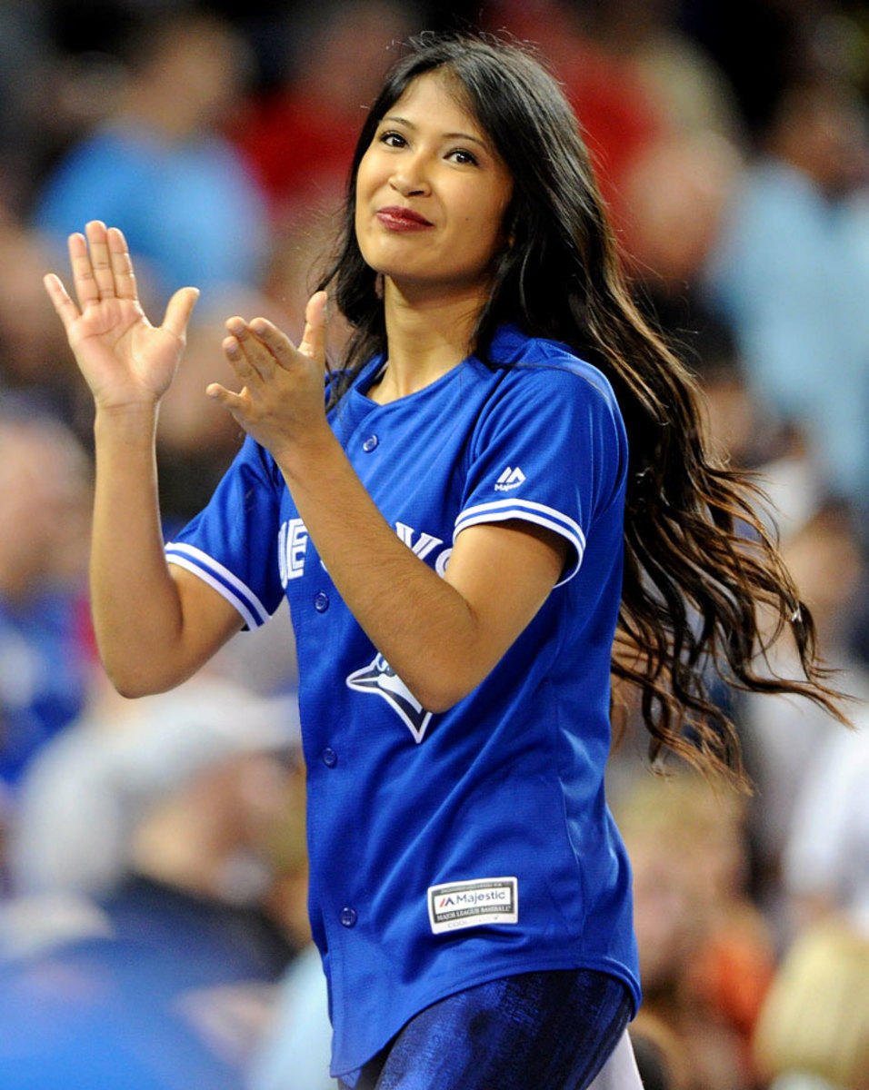 Toronto-Blue-Jays-cheerleaders-DCA15041736_Braves_vs_Blue_Jays.jpg