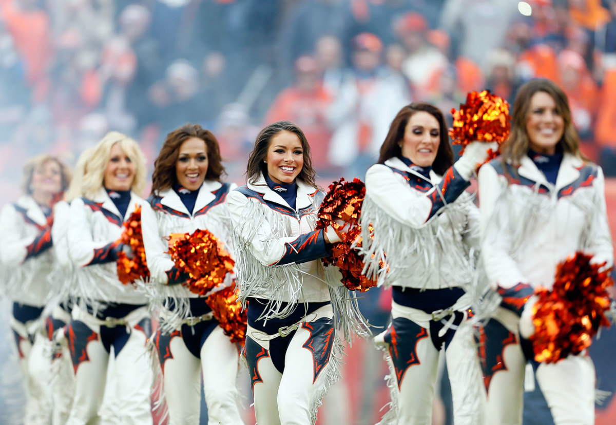 Denver-Broncos-cheerleaders-AP149229040678_2.jpg