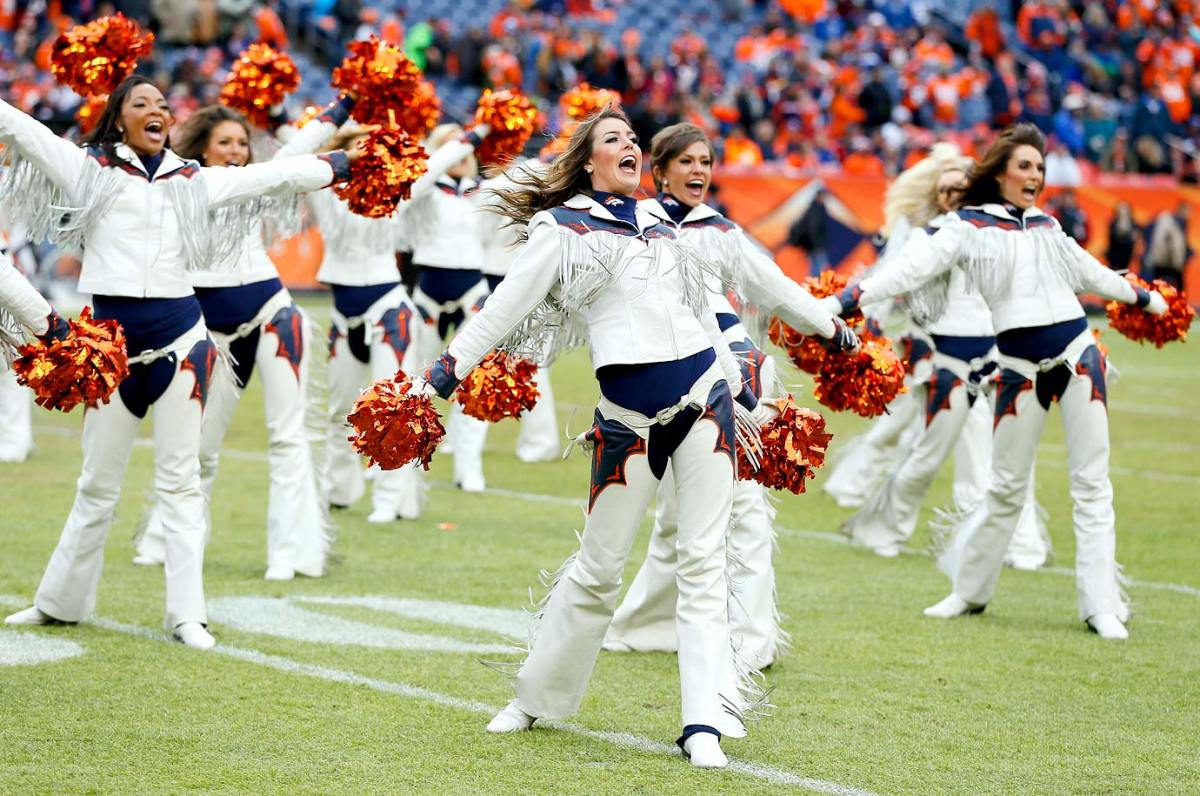 Denver-Broncos-cheerleaders-AP704129571525_4.jpg