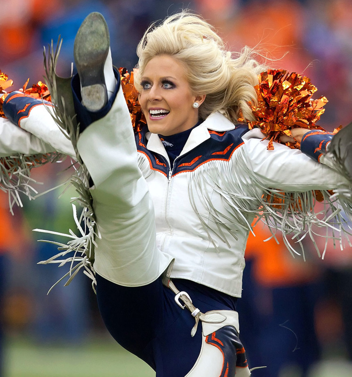 Denver-Broncos-cheerleaders-450av4_1501115214_Colts_at_Broncos.jpg