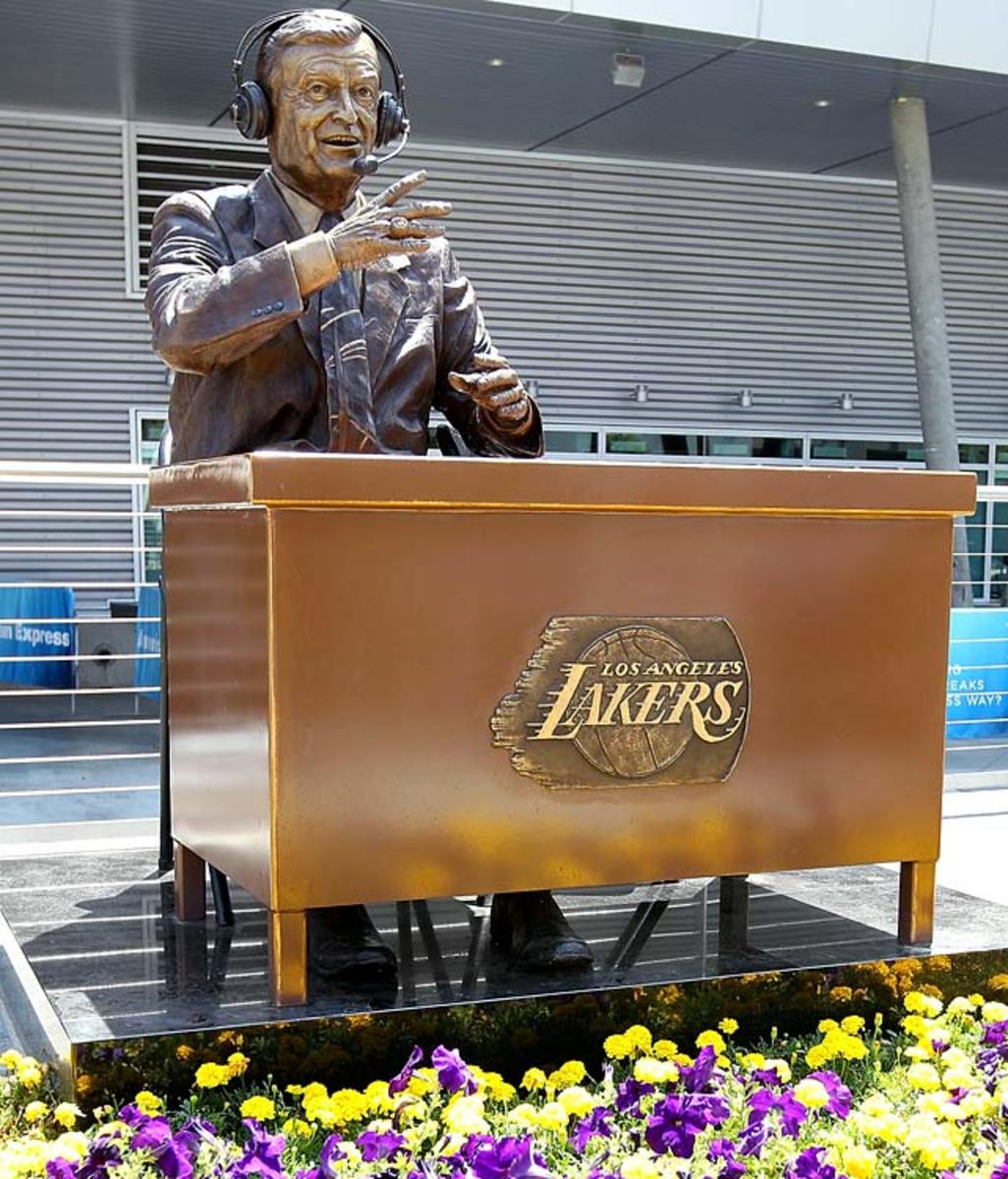 chick-hearn-statue.jpg