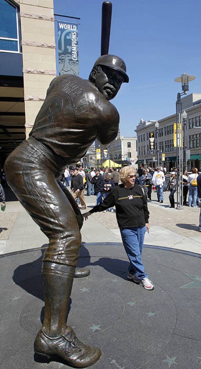 willie-stargell-statue.jpg