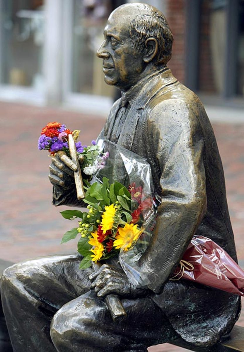 red-auerbach-statue.jpg