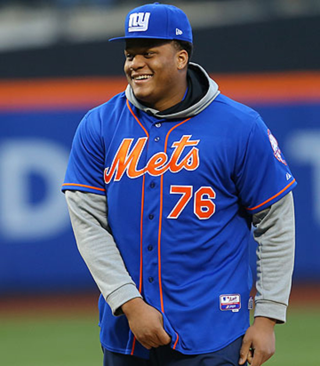 One day after being picked by the Giants, Ereck Flowers threw out the first pitch at the Mets-Nationals game. (Adam Hunger/AP)