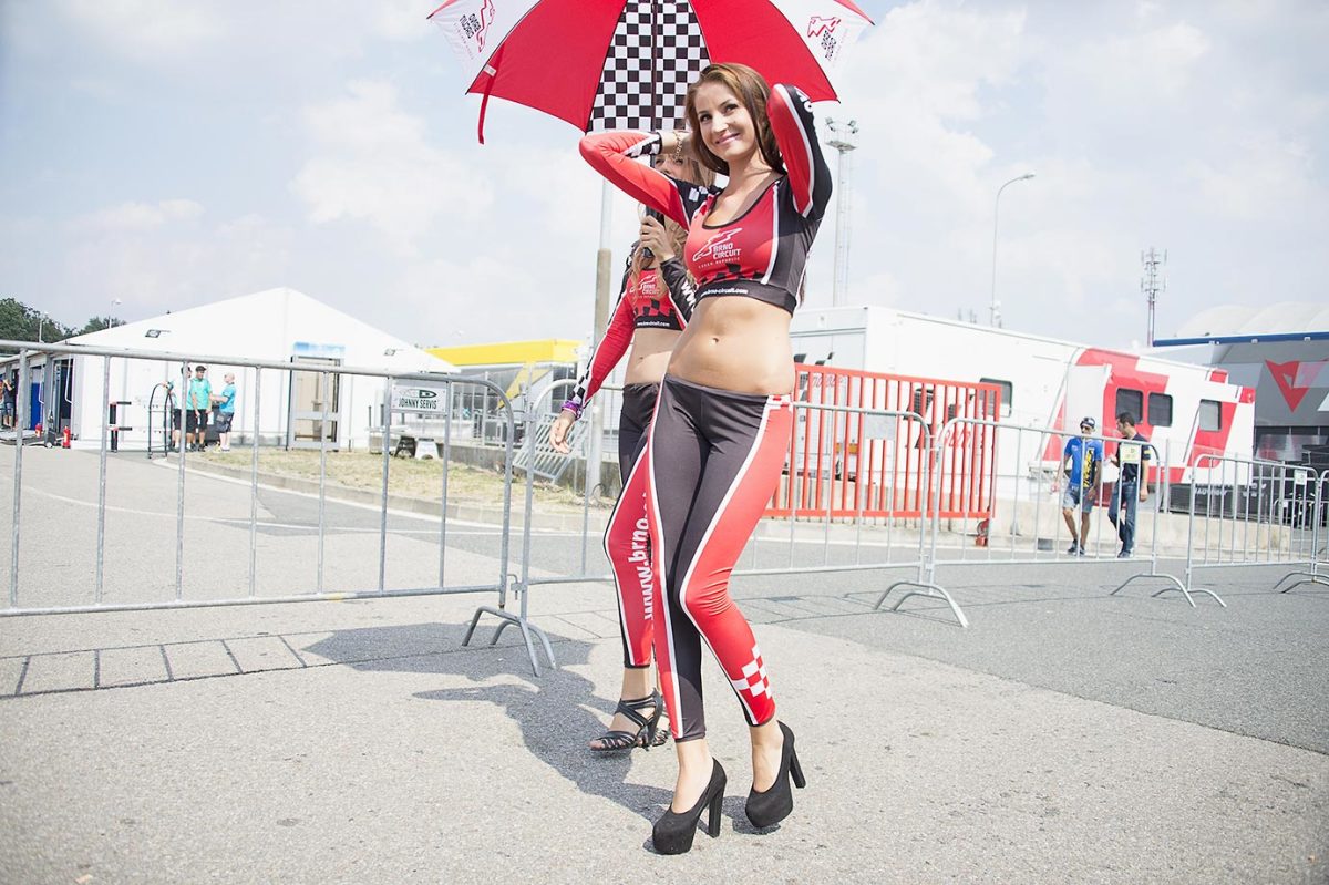 grid-girls--GettyImages-483995284_master.jpg