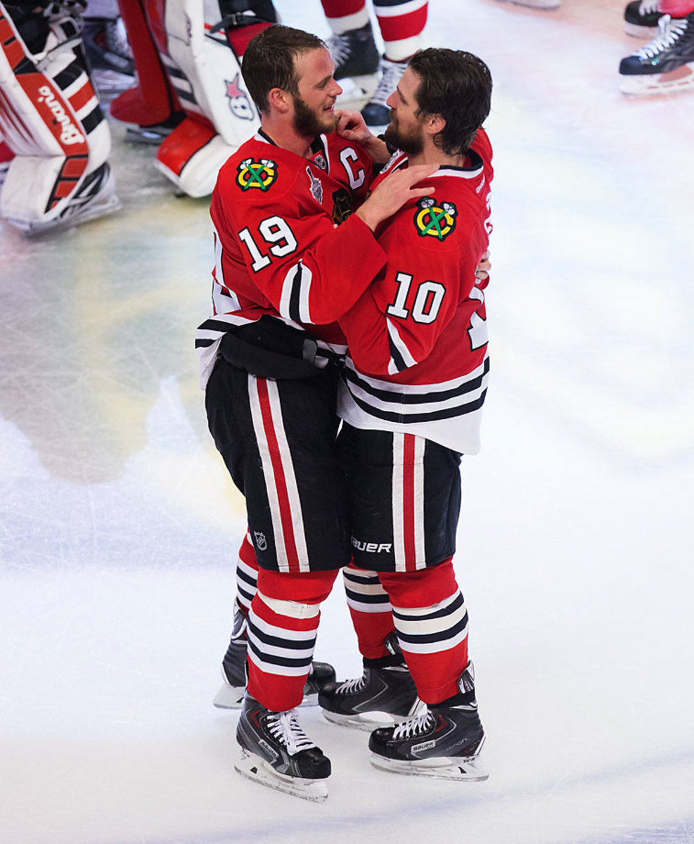 https://www.si.com/.image/t_share/MTY4MTg2MzYzNDI3MzY2MTYx/chicago-blackhawks-win-the-stanley-cup-hjpg.jpg