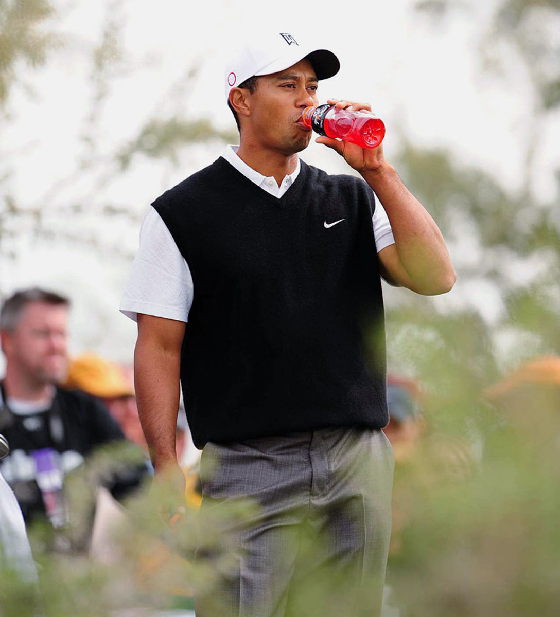 2008-Tiger-Woods-drinking-Gatorade-op85-6732-mid.jpg