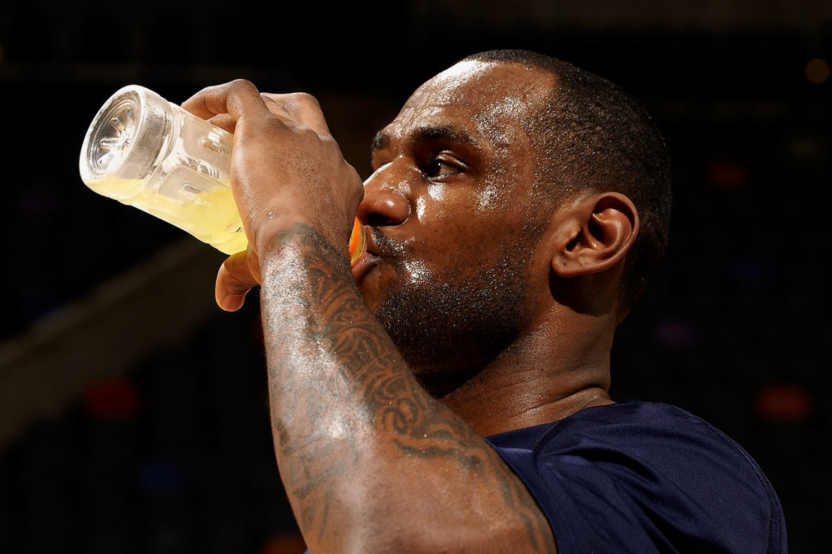 2009-LeBron-James-drinking-Gatorade-opht-65789.jpg