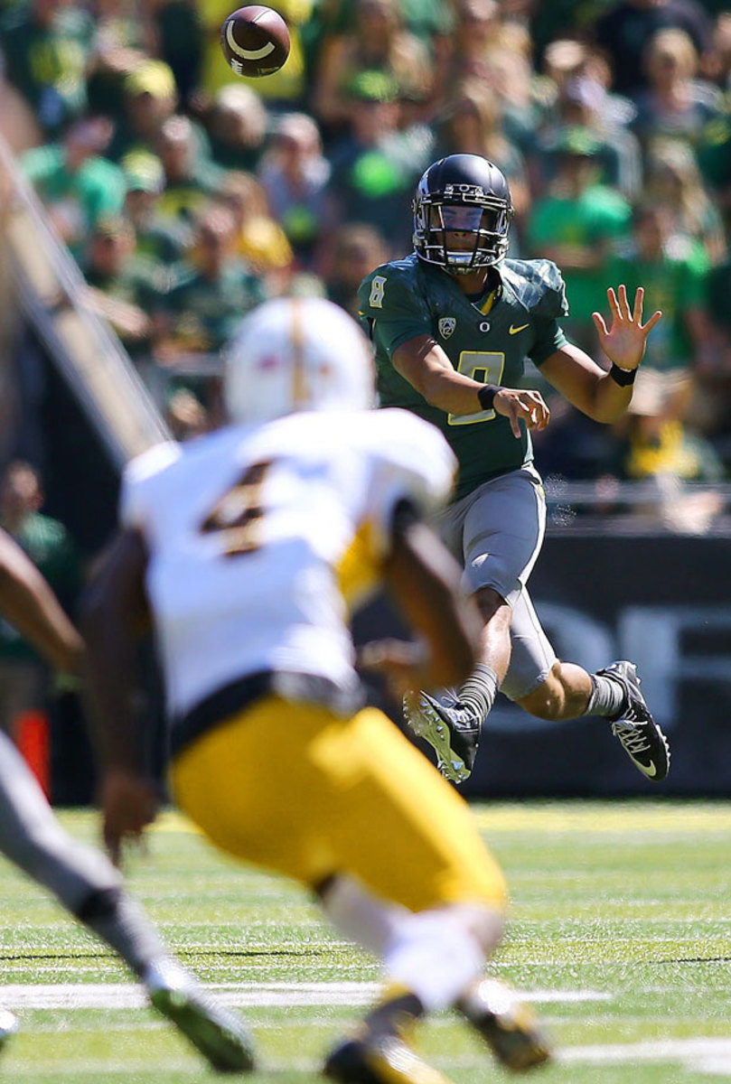 2014-0913-Oregon-Wyoming-Marcus-Mariota.jpg