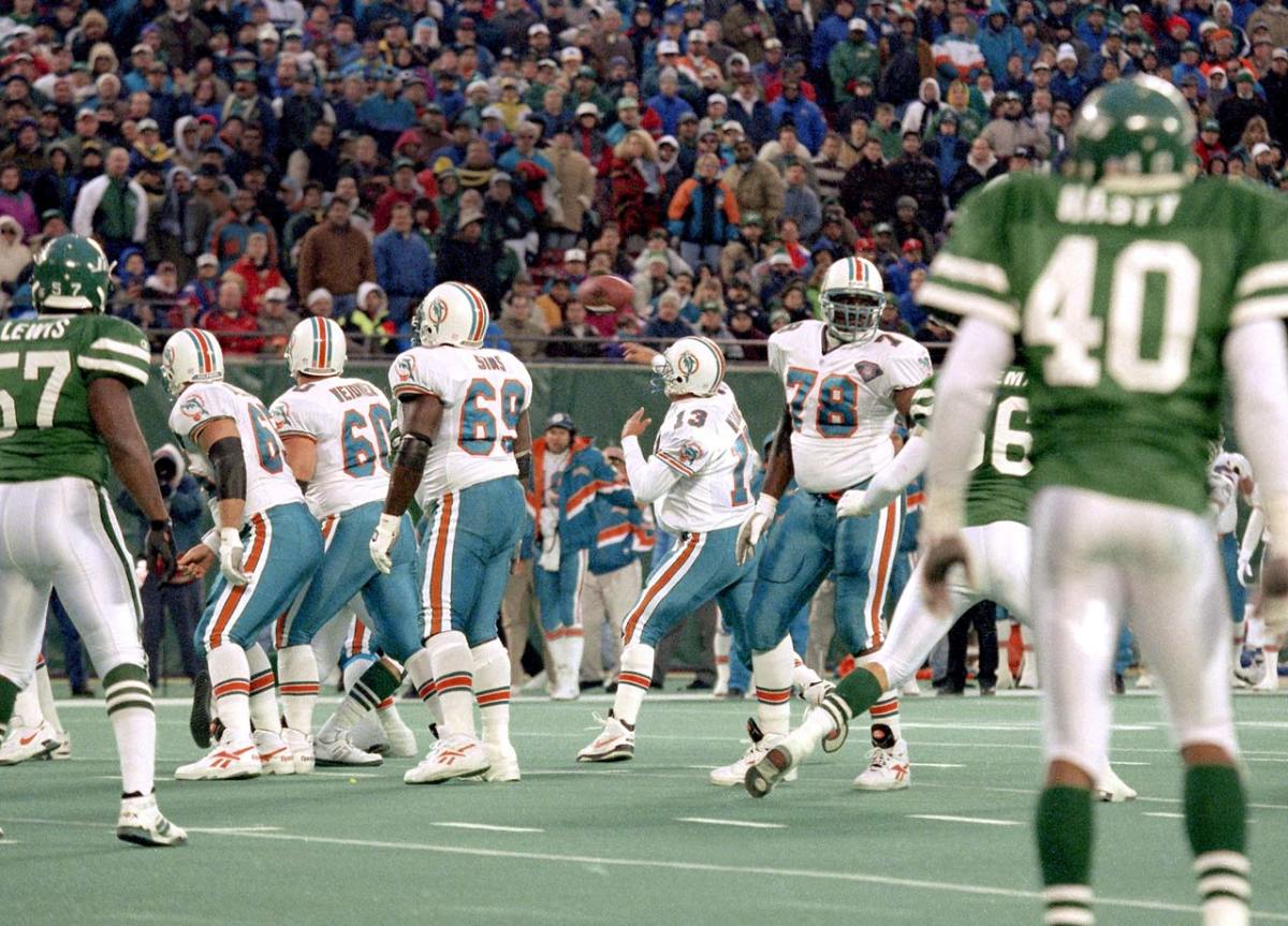1994-1127-Dan-Marino-clock-play-001087057_0.jpg