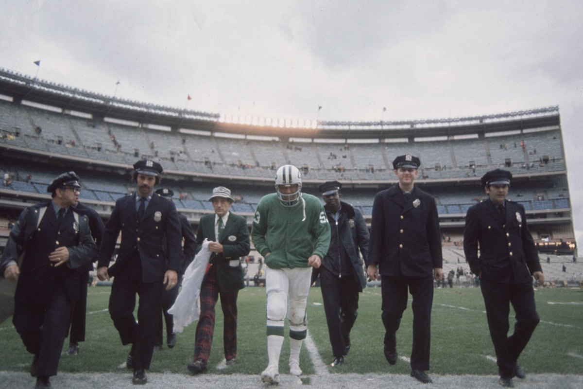 namath-cops-jets-1972-wi.jpg