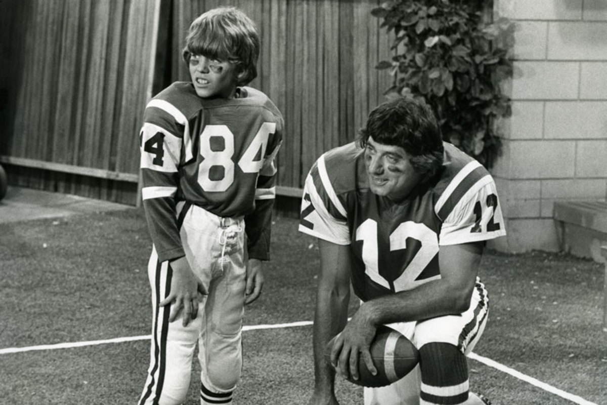 namath-brady-bunch-1973-abc-gi.jpg