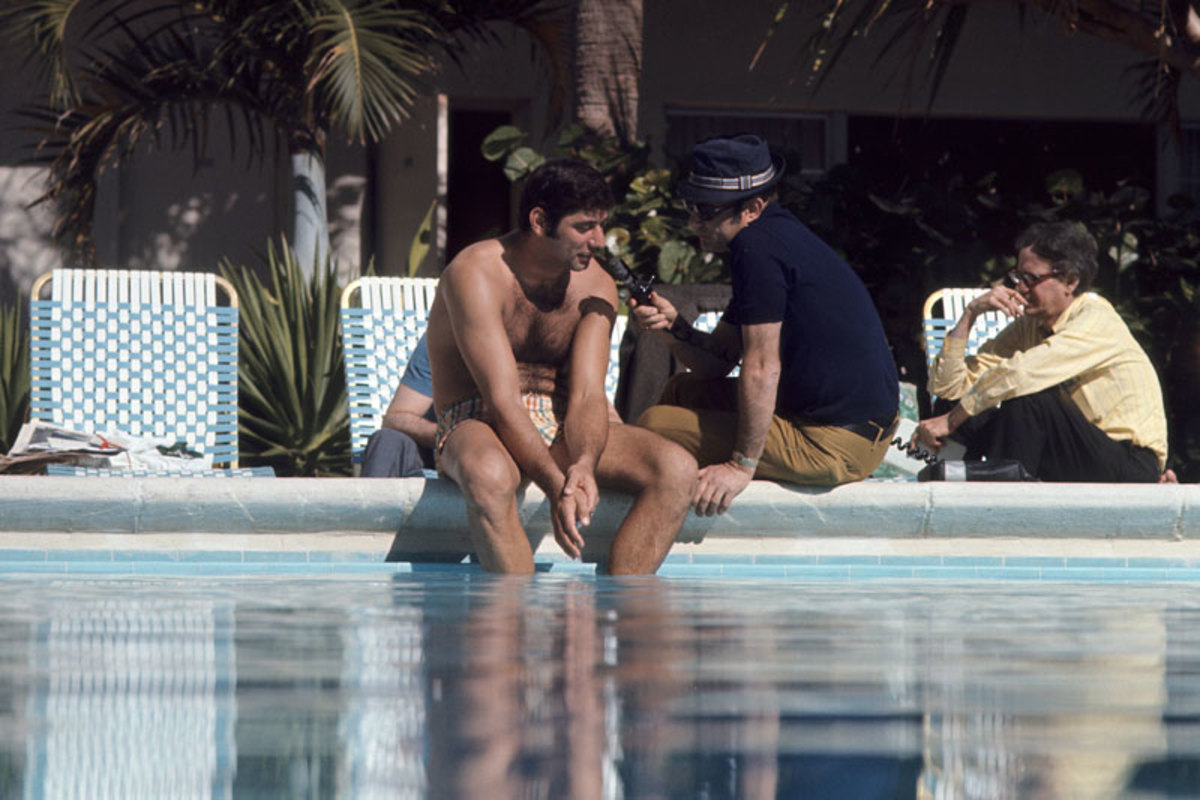 namath-poolside-011069-wi.jpg