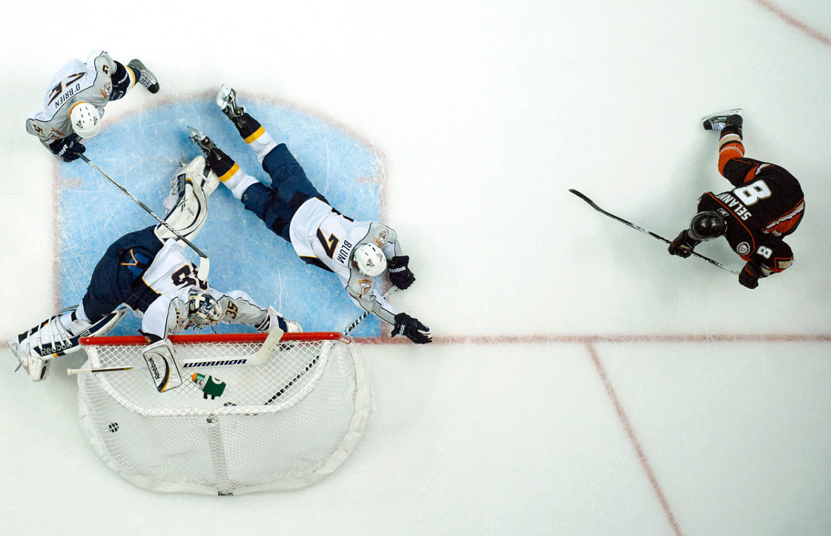 2011-Teemu-Selanne-goal-Pekka-Rinne-opy6-91241.jpg