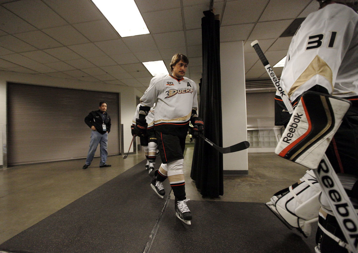 Video: Ducks retire Teemu Selanne's No. 8 with ceremony full of memories –  Orange County Register