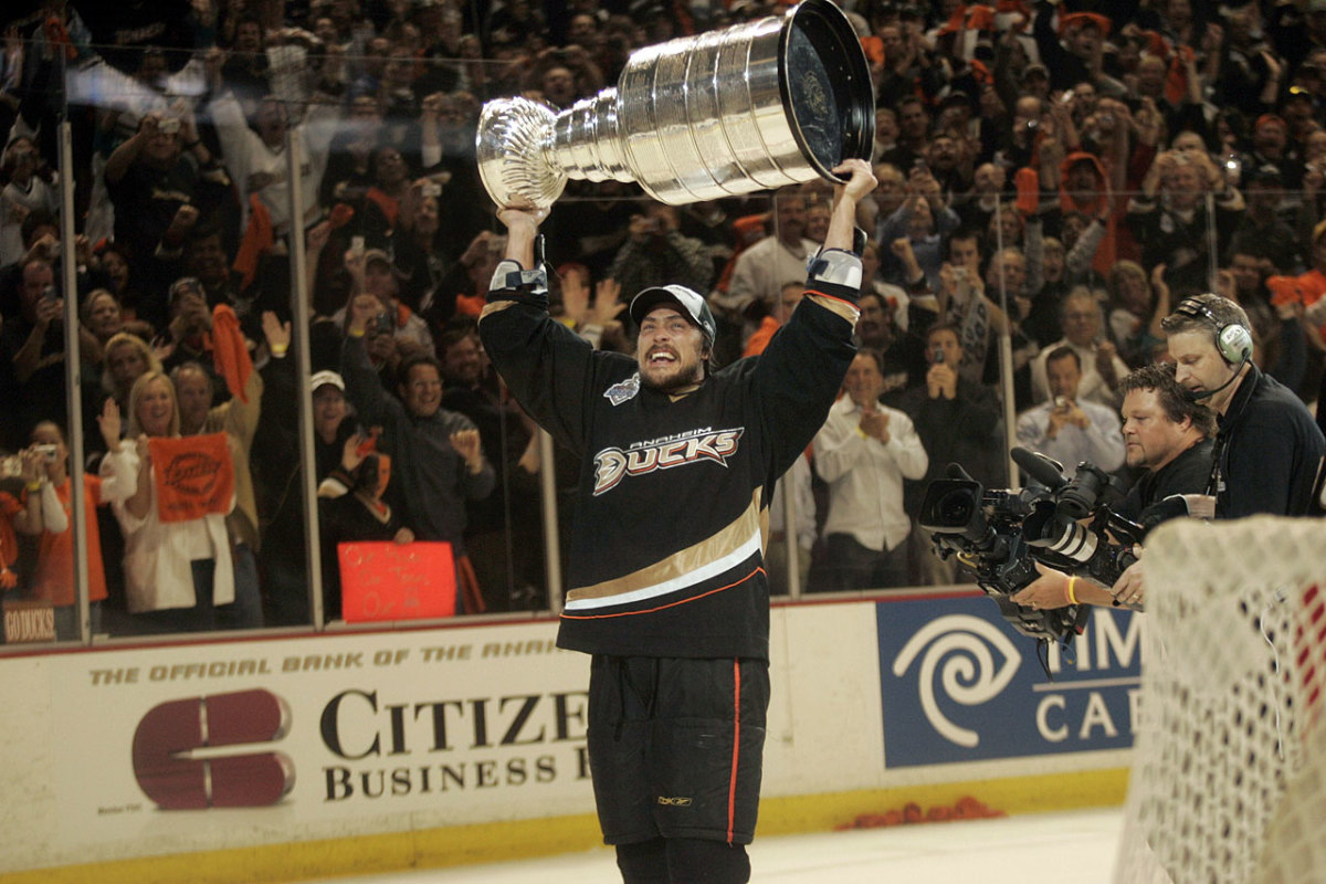 Ducks to retire Teemu Selanne's No. 8 before game in January 