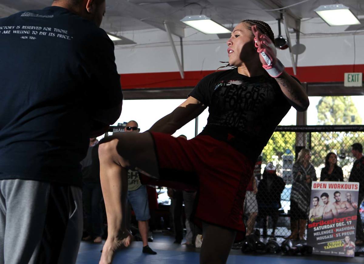 Cris-Cyborg-Santos-7.jpg