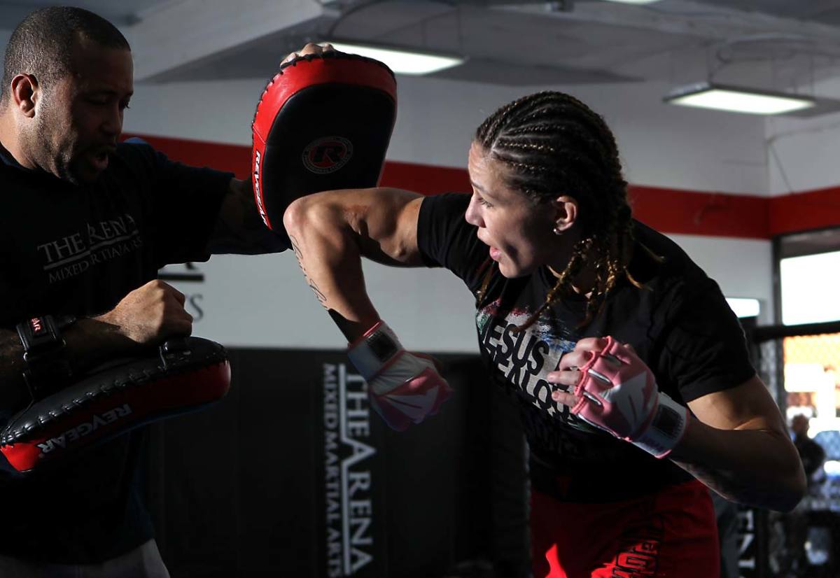 Cris-Cyborg-Santos-8.jpg