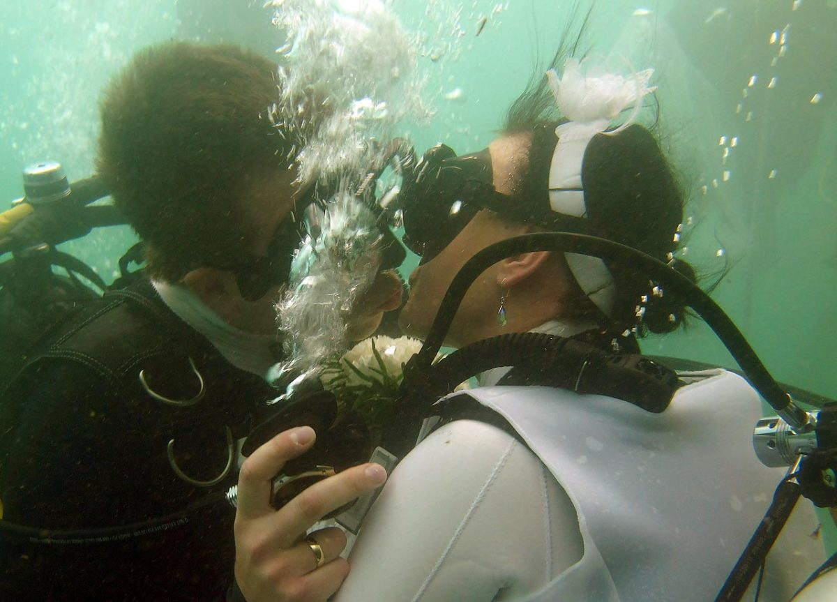 34-largest-underwater-wedding.jpg