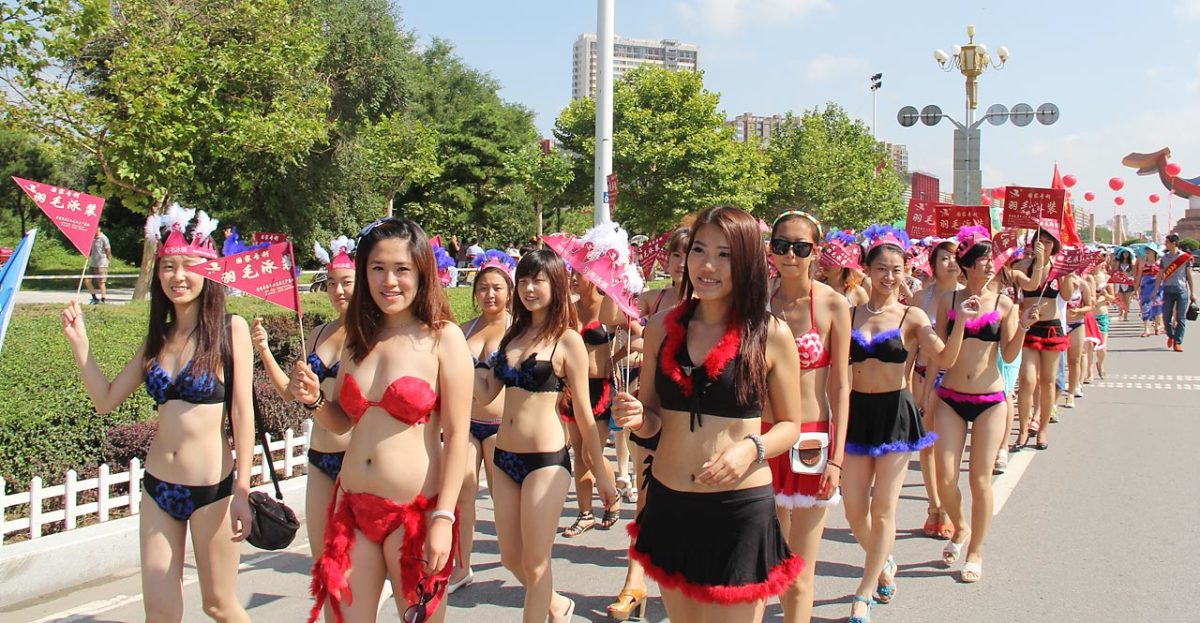 12-largest-bikini-parade.jpg