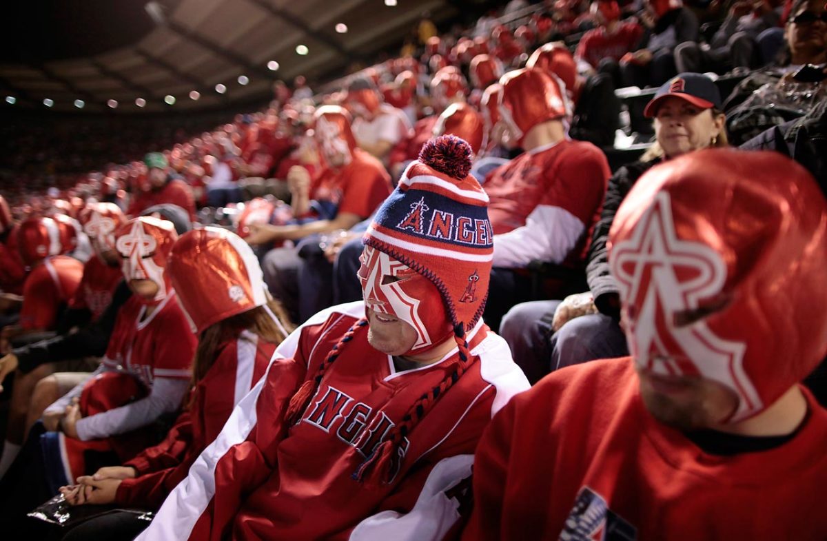 47-largest-gathering-of-costume-masks.jpg