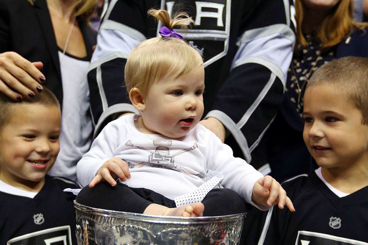 Watch Dustin Brown's sons enjoy chocolate milk in the Stanley Cup 