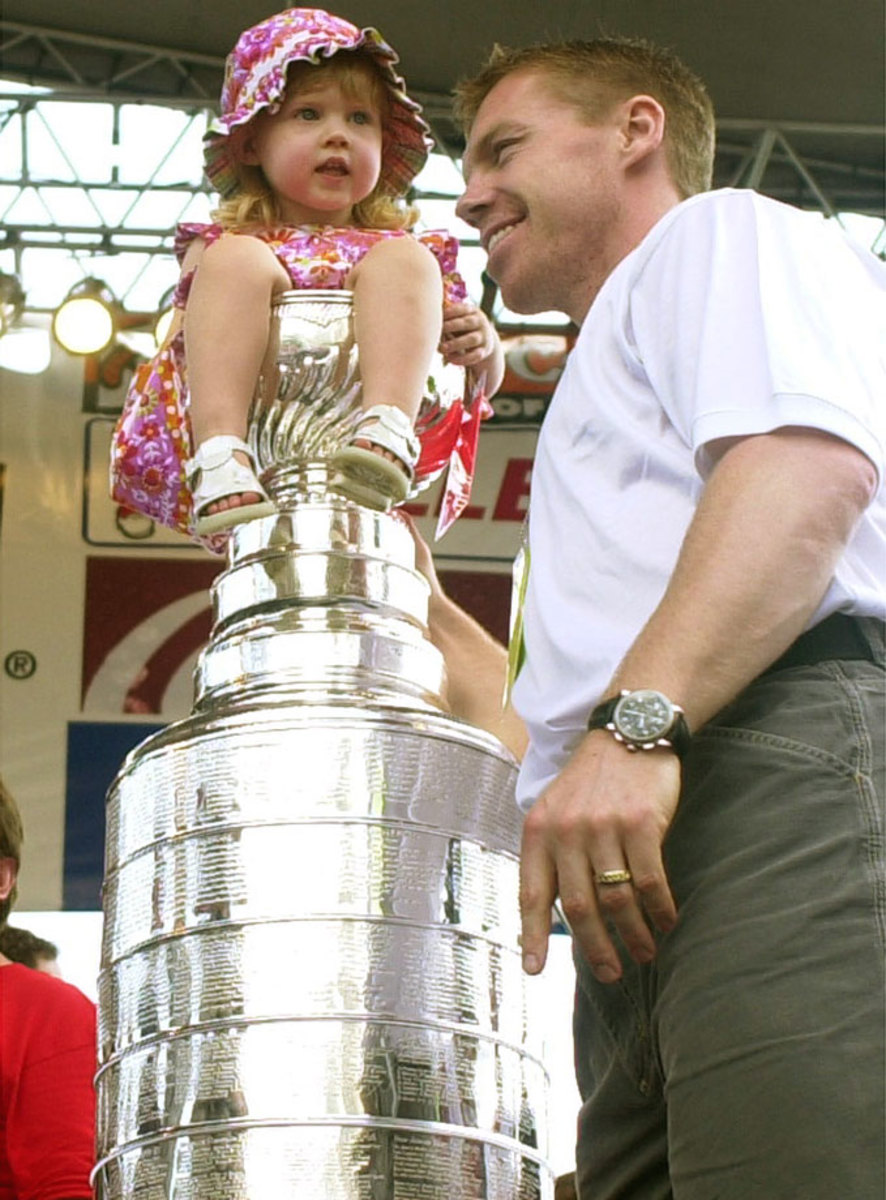 2002-Kris-Draper-daugher-Kennedi-Stanley-Cup.jpg