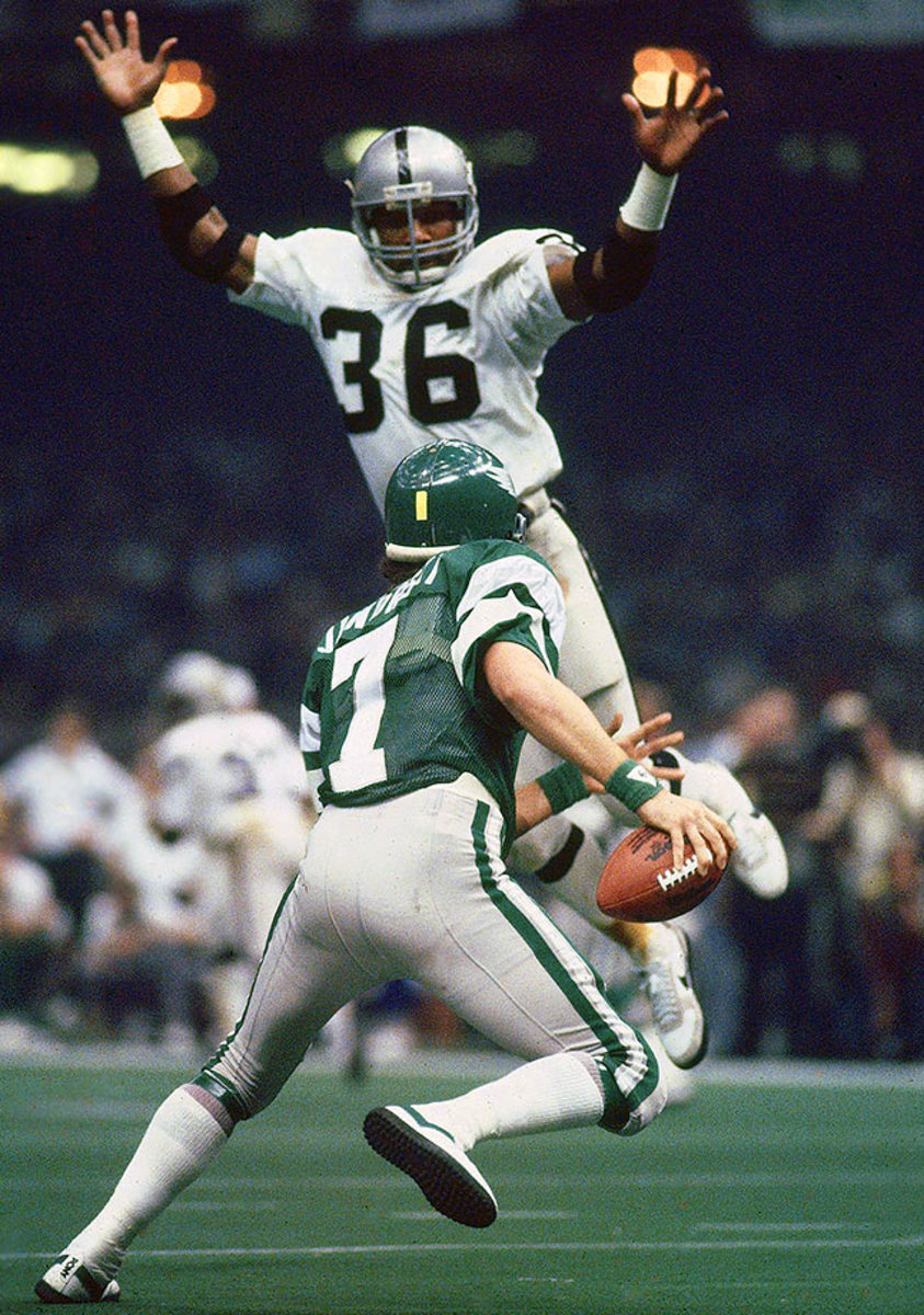 1981-0125-Oakland-Raiders-Mike-Davis-Ron-Jaworski-001315930.jpg