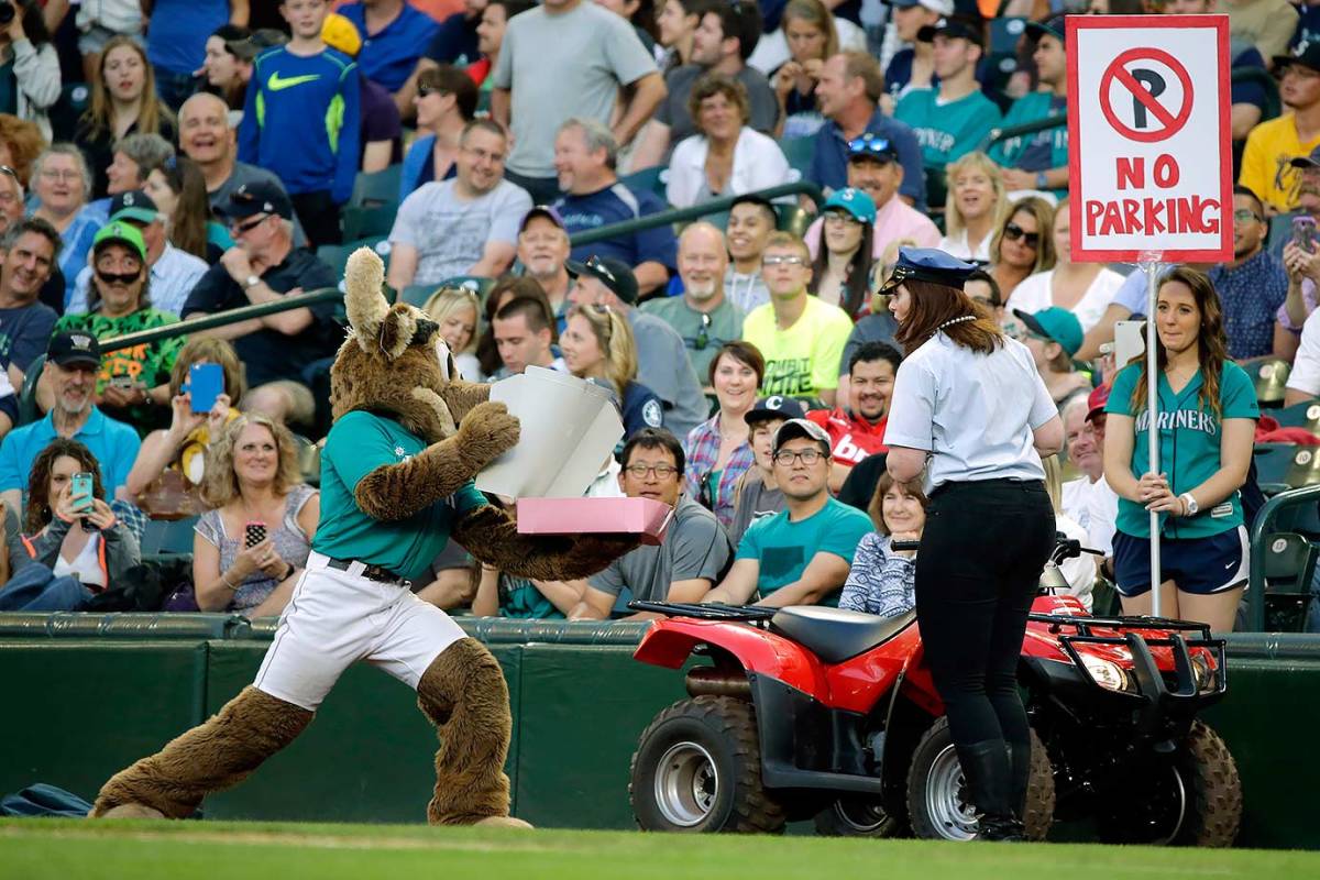 2015-0605-Seattle-Mariners-mascot-Moose-doughnuts.jpg