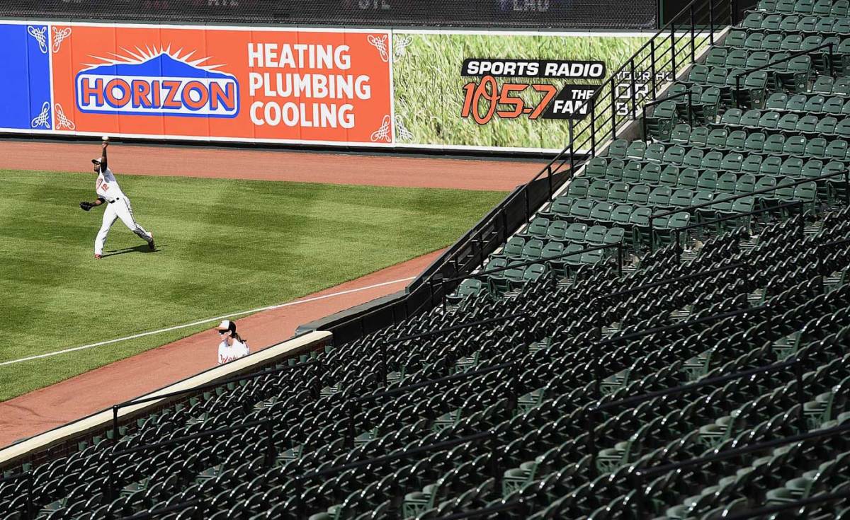 2015-Orioles-White-Sox-empty-stadium-Camden-Yards-Alejandro-De-Aza.jpg