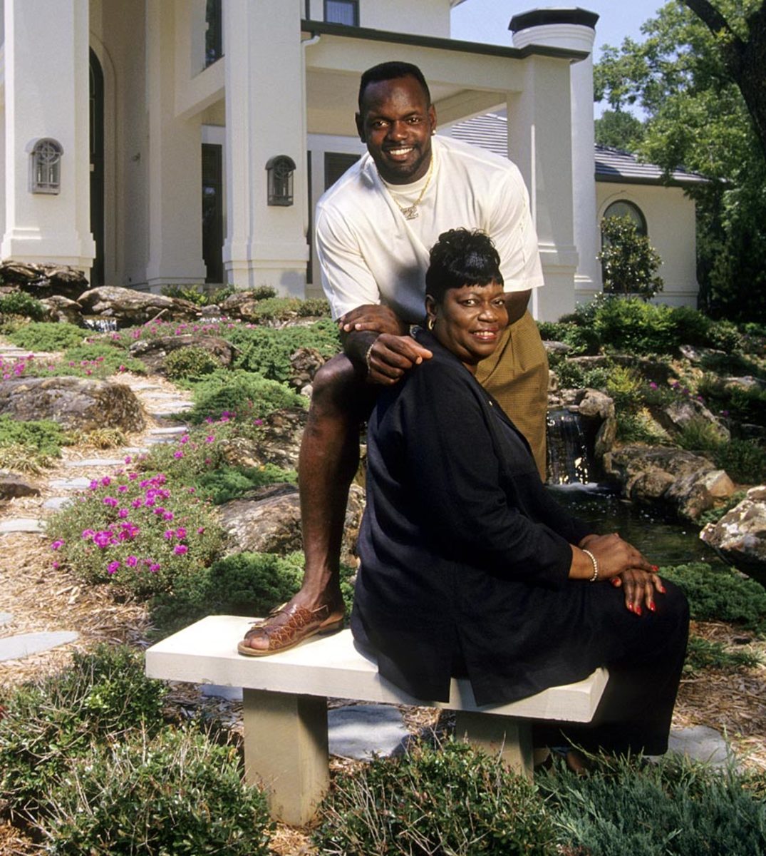 emmitt-smith-mom-mary-079009113.jpg