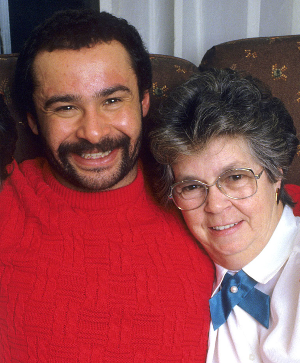 grant-fuhr-mom-betty-079007145.jpg