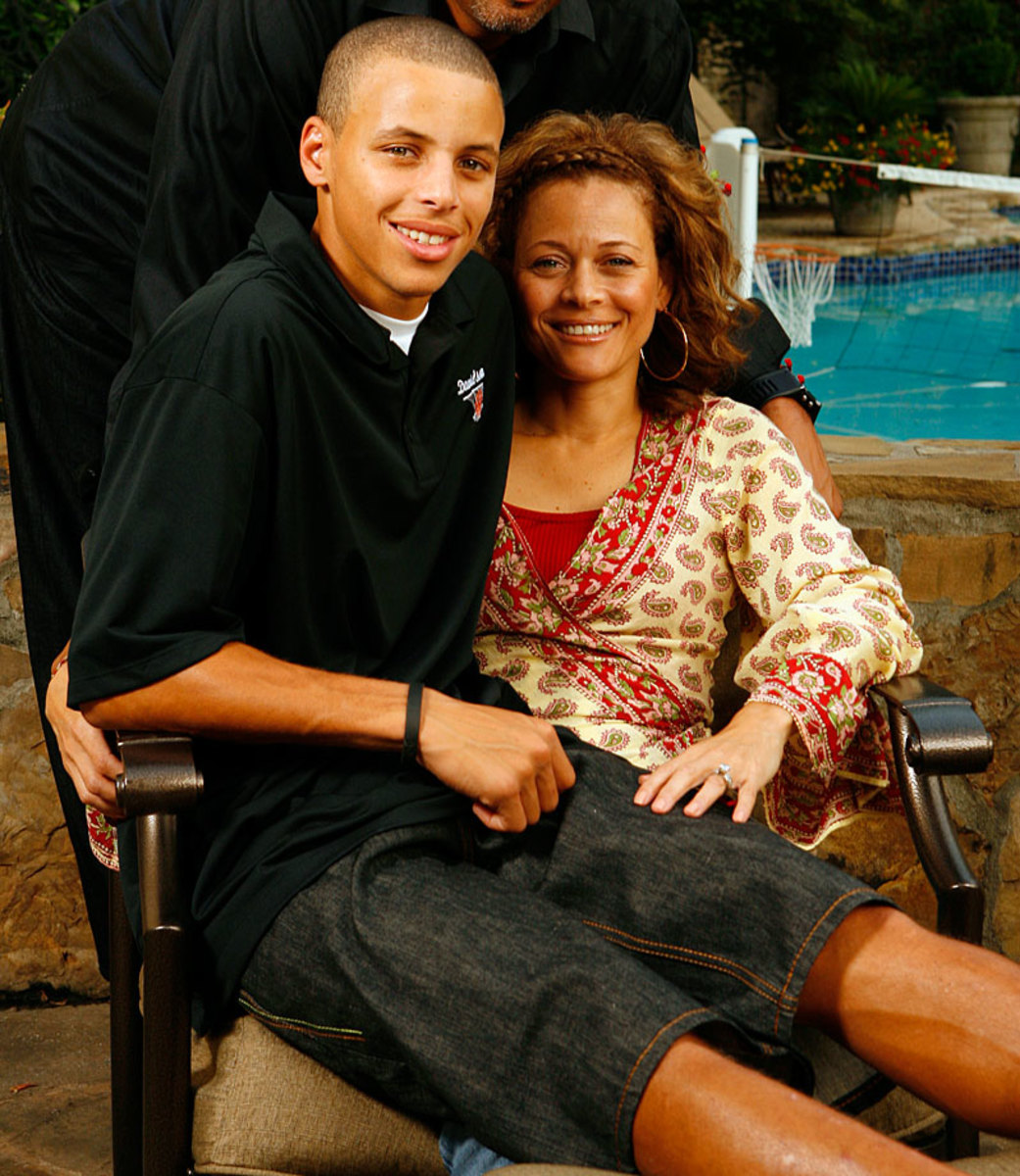 stephen-curry-mom-sonya-076434083.jpg
