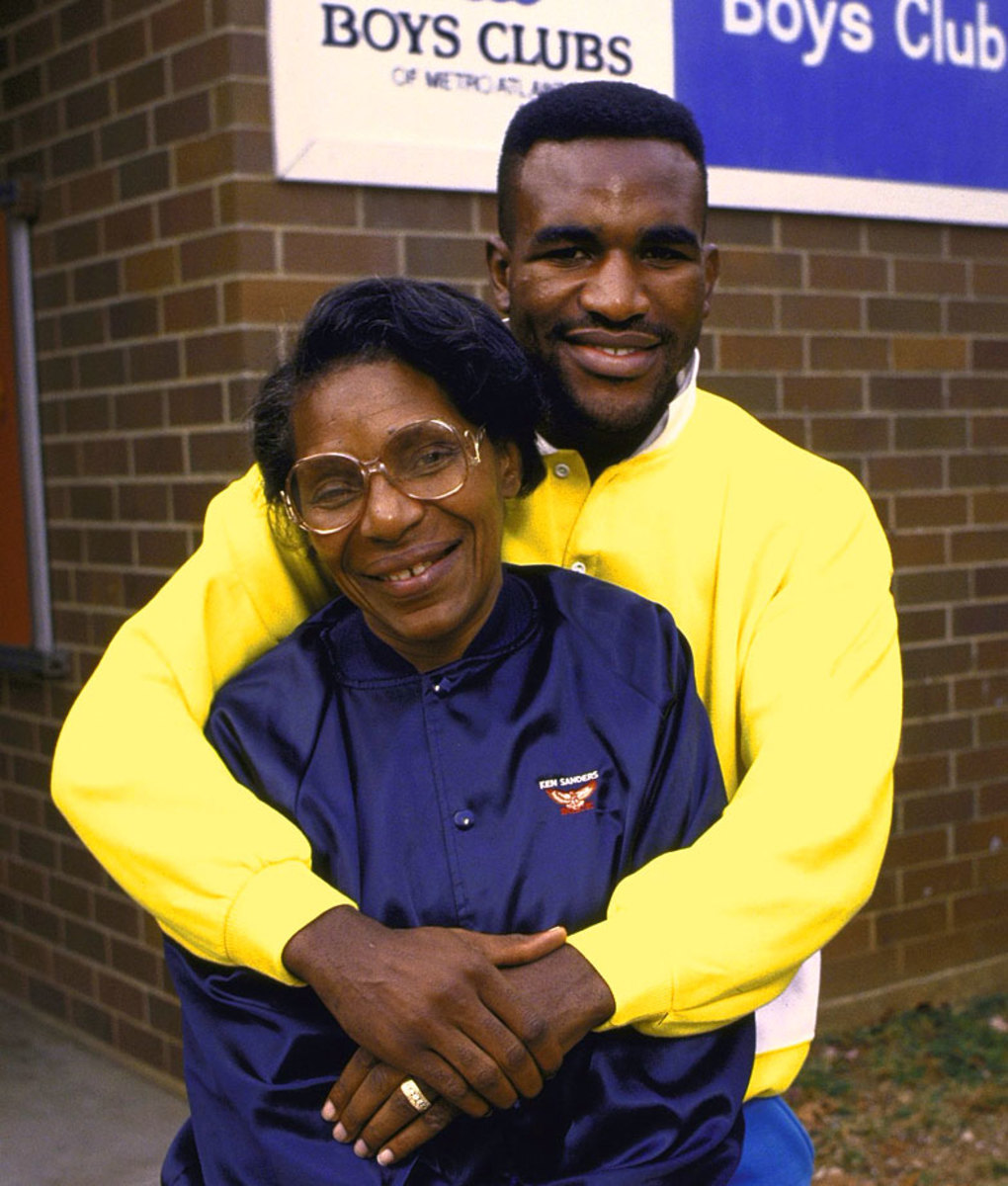 evander-holyfield-mom-annie-01160745.jpg
