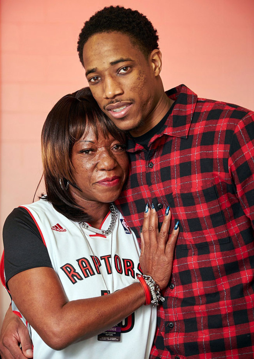 DeMar-DeRozan-mom-Diane-X159515_TK1_075.jpg