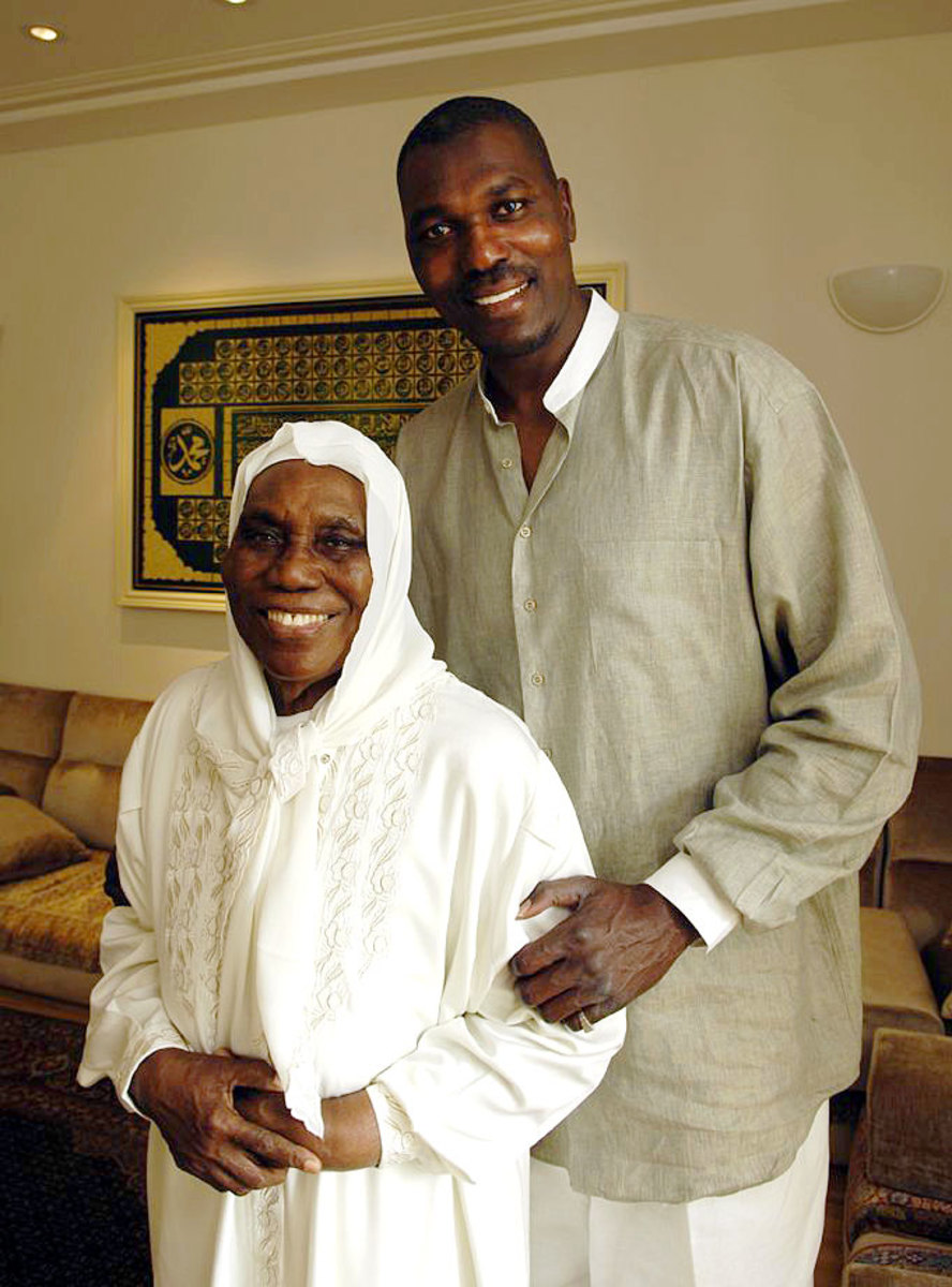 hakeem-olajuwon-mom-abike-075148725.jpg