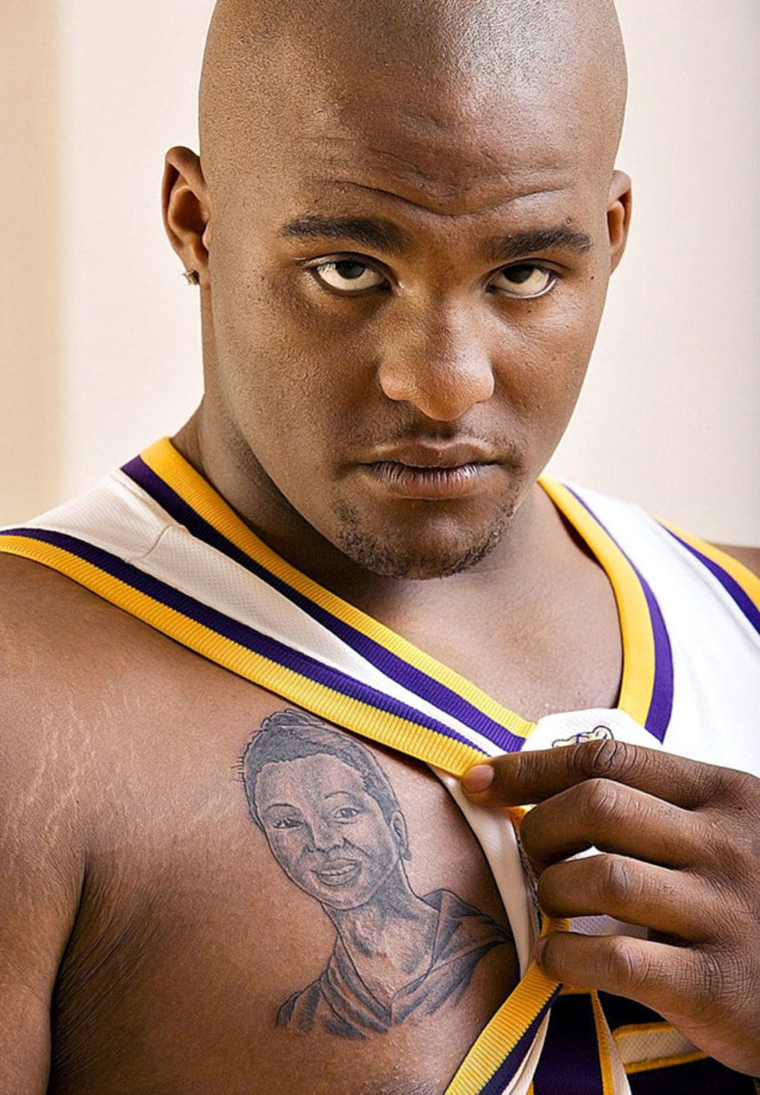glen-davis-mom-tonya-tattoo-015161938.jpg