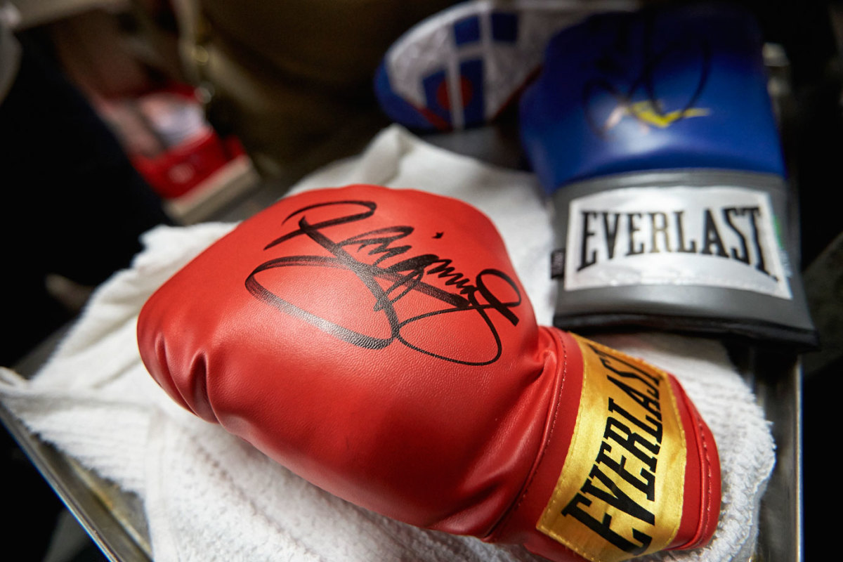 Manny-Pacquiao-gloves-X159433_TK2_00880-rawfinal.jpg
