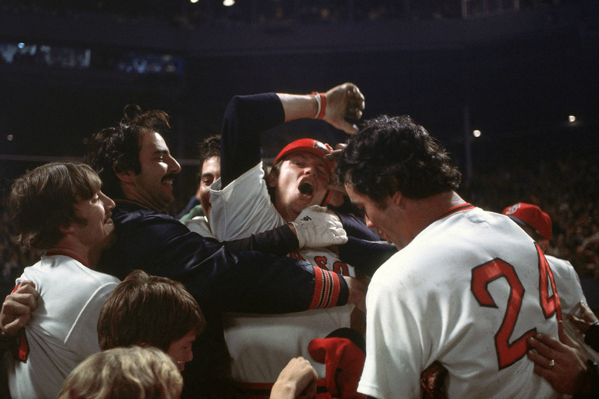 1975-World-Series-Game-6-Carlton-Fisk-005101660_0.jpg