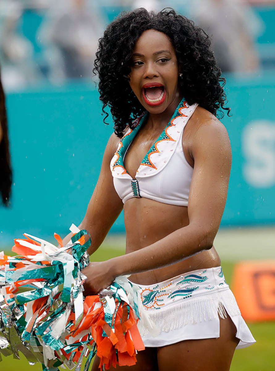Miami-Dolphins-cheerleaders-AP_118722634514.jpg