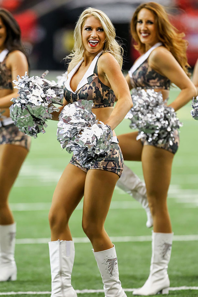 Atlanta-Falcons-cheerleaders-CFB151122_028_Colts_at_Falcons.jpg